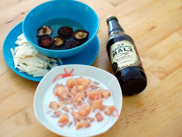 食材備齊：乾香菇泡水泡軟後切絲，竹筍切絲，雞肉以牛奶醃漬約30分鐘讓肉質軟化，醃好後撈起稍微瀝乾