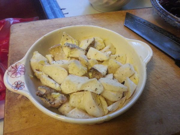 將杏鮑菇放入焗烤盤與調味料混合(我喜歡大量蒜泥)