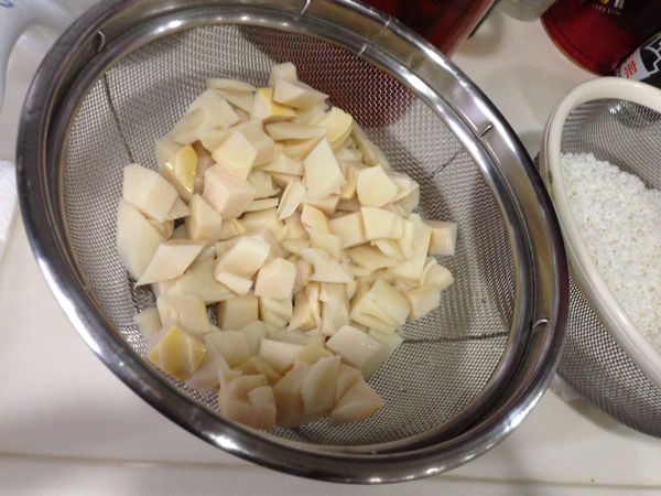 補充說明~這就是濾水15分的意思~放在濾網中過濾掉多餘的水~建議下面可以墊個紙巾或毛巾吸水(照片後面的米喔~~~)