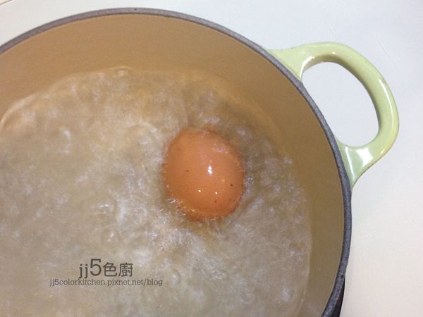 鍋子加水及1/4茶匙鹽巴（份量外）燒開。室溫的蛋，放進燒開的水大火煮3分鐘，蓋上鍋蓋關火燜4分鐘，沖冷水至冷，便成糖心蛋。對切。