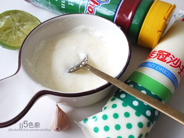 把沙拉醬汁材料拌均勻，冷藏備用。