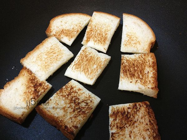 土司切小塊放無油平底鍋小火烘至兩面金黃。也可以用小烤箱烤至金黃。