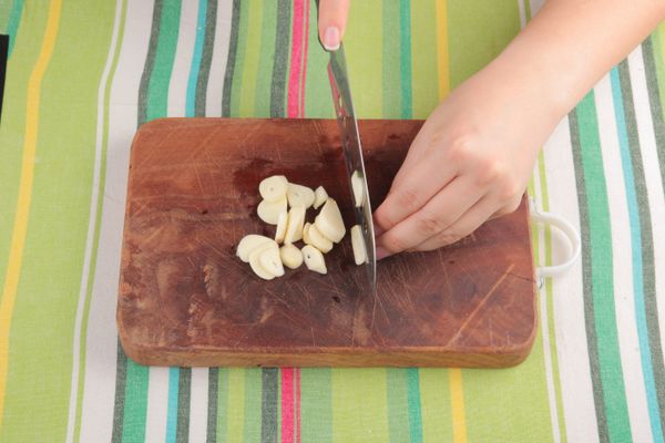 豬肉洗淨後切片，蒜頭去皮切片，備用。