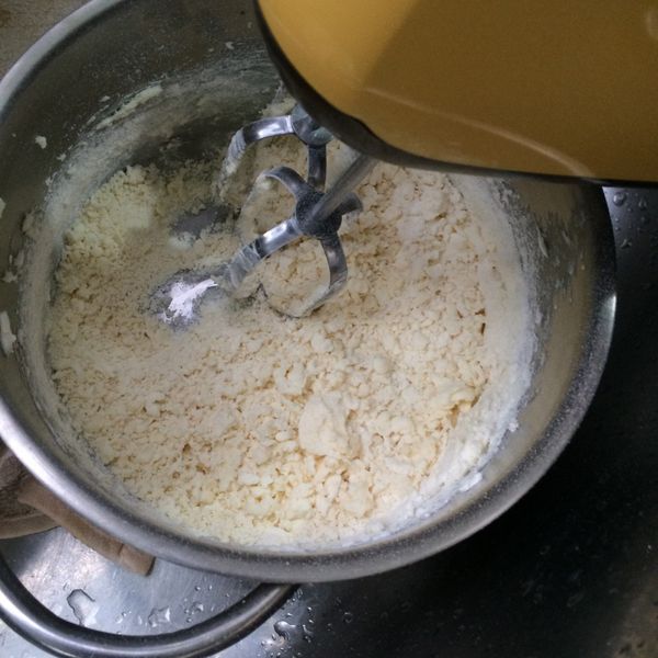 奶油打散後加入糖粉一起打散