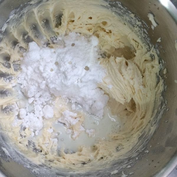 加入麵粉均勻攪拌