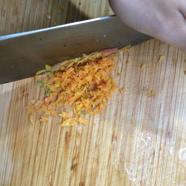 果皮切片，混合一些麵粉