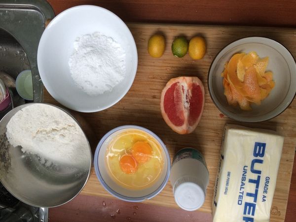 準備食材
我有多準備小金吉
如果愛吃酸也可以加一點檸檬進去
葡萄有可先切成兩半
一半做鋪在蛋糕上的水果片
一半則是擠出果直擊削皮
烤箱預熱180度