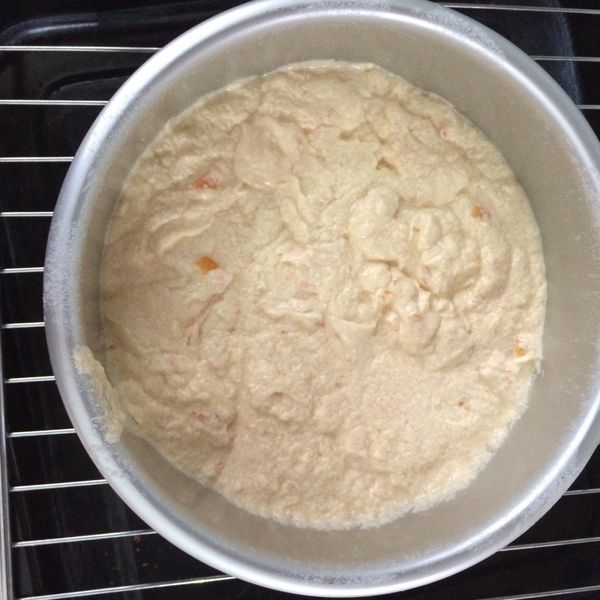 加入果汁約三湯匙及一湯匙的優弱乳
以及果粒及沾了麵粉的果皮
均勻攪拌後導入烤模
烤模可以先抹一些奶油會比好脫模喔

170度30-40分鐘