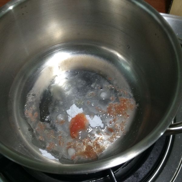 烤蛋糕的期間可以先整理一下
之後開始煮糖漿
大約30克不到的糖粉（可以自己喜好去增加號減少）
加入一湯匙的葡萄柚汁及少許果粒均勻攪拌
要一直攪拌喔，不然會燒焦