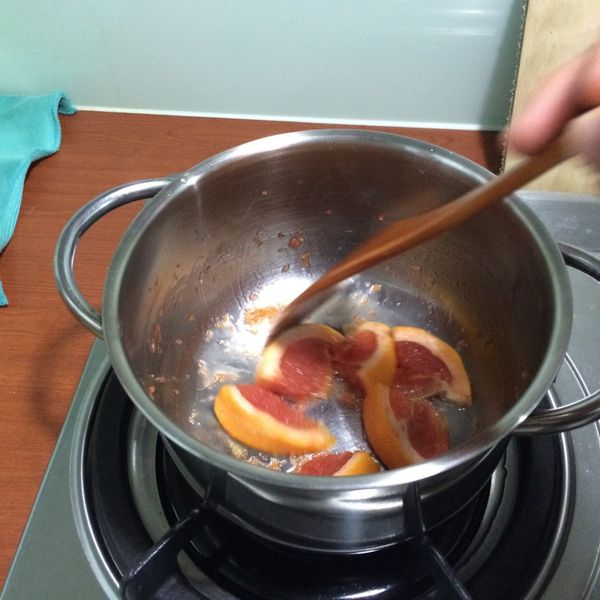 丟入要放在蛋糕上的水果片
稍微煮一下就可以拿起來備用