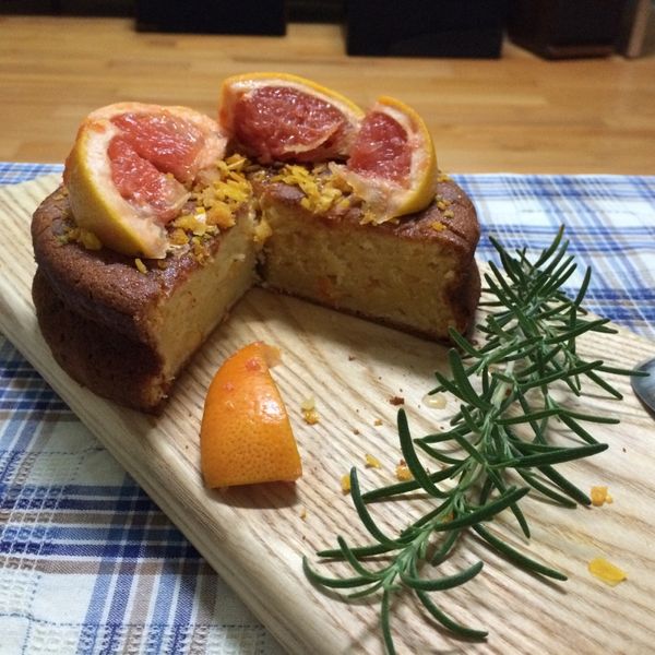 蛋糕烤好後就可以塗上糖漿然後裝飾摟～