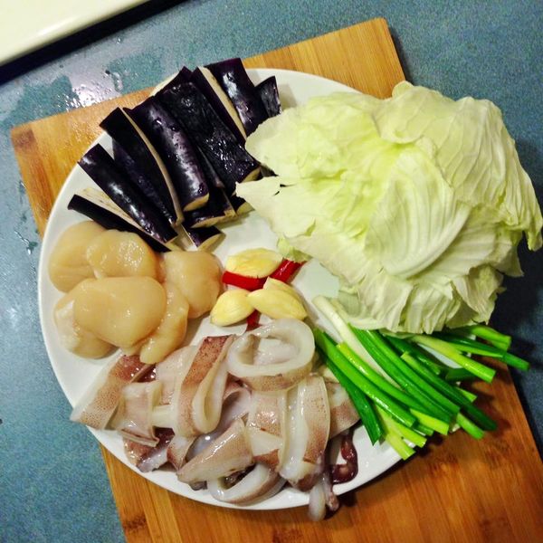 將所有蔬菜切成好入口大小，材料不限定，可以加入菇類或其他葉菜類，因為冰箱剩下蔬菜種類不多，所以把青蔥也當作其中一份蔬菜喔~~食材清洗乾淨水分瀝乾，喜歡吃辣可以放一點辣椒!!