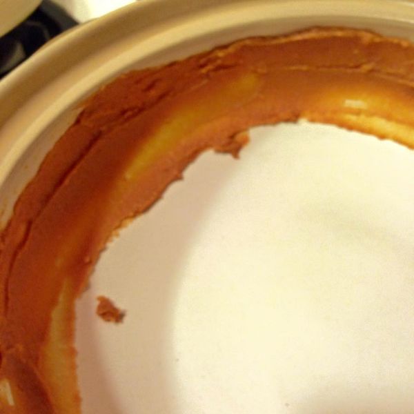 先將味増塗抹在沙鍋邊緣，塗上適中份量，也不要太厚，不然湯頭會很鹹><