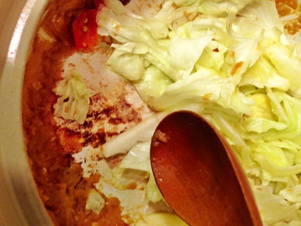 先將高麗菜下鍋炒，邊邊的味増塗層，也慢慢乾燒，有點焦乾，香氣最棒