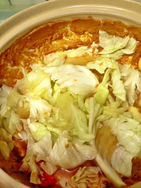 葉菜類炒軟後，加入高湯(清水)，煮出清爽蔬菜高湯