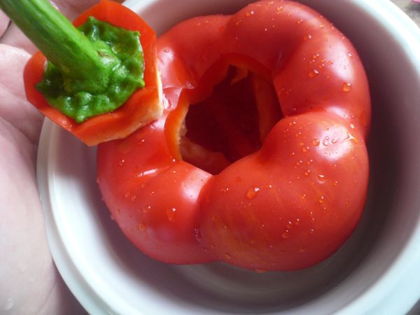 將紅椒內的襄瓢清理乾淨。