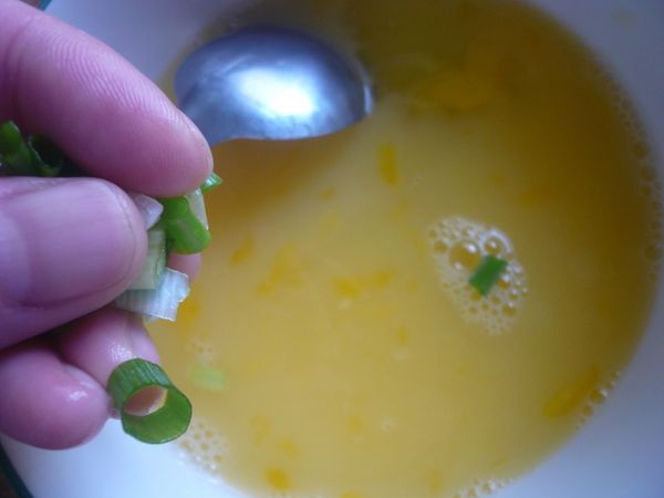 將青蔥去頭洗淨切成蔥花，放入碗內拌勻。