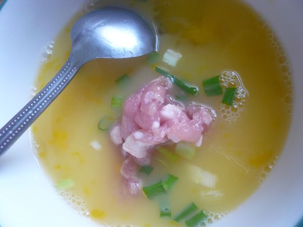 加入1小團豬絞肉拌勻。