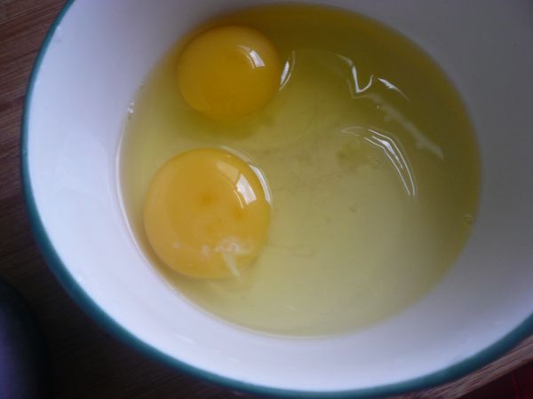 將2顆雞蛋打入碗內。