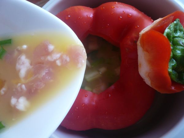 將拌好的蛋液倒入紅椒內。