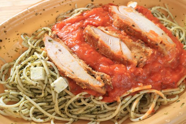 打開青醬烤雞義大利麵，撲鼻而來青醬的香氣，滿滿的青醬，還有乳酪丁，最上層則是濃郁的番茄醬及相當具有厚度的烤雞肉。