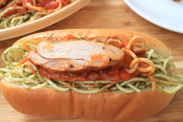 再疊上厚厚的烤雞肉塊。