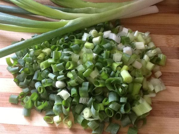 2.青蔥切成蔥珠。