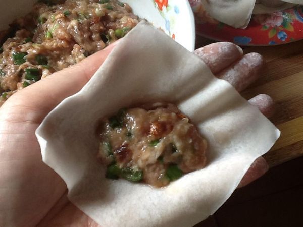5.包餛飩：
   5.1取餛飩皮放上1小匙內餡於中央位置。