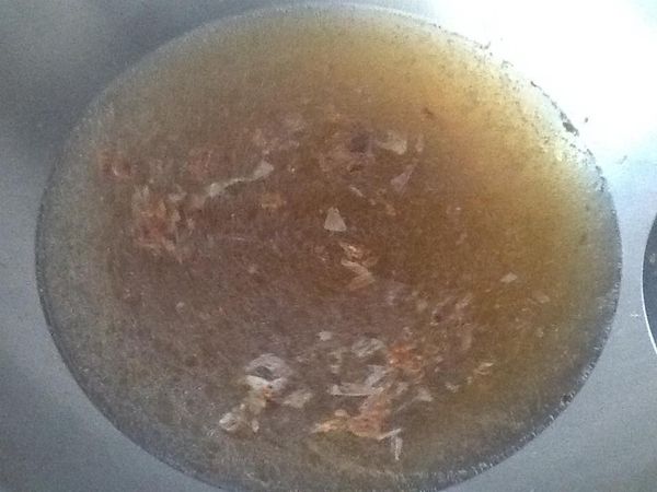 6.煮餛飩湯：
   6.1起鍋開小火，放入食用油熱油後加入紅蔥酥炒香，加水、醬油，
         轉中大火將水煮滾。