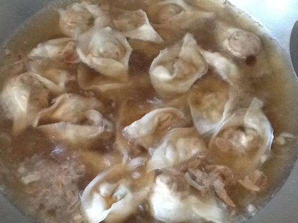 6.2放入餛飩，約煮5分鍾。（期間水滾後再加入半杯冷水，約2-3次，
        同煮水餃方式）。  (亦可起另一鍋水，先將餛飩煮熟，再加入湯底中）