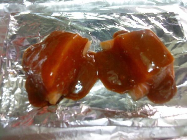 將鮭魚切塊，並淋上海山味噌醬汁，置於烤盤上烤至8分熟，最後放上香菜即可盛盤(建議於烤盤上墊上錫箔紙，以便清洗烤盤)