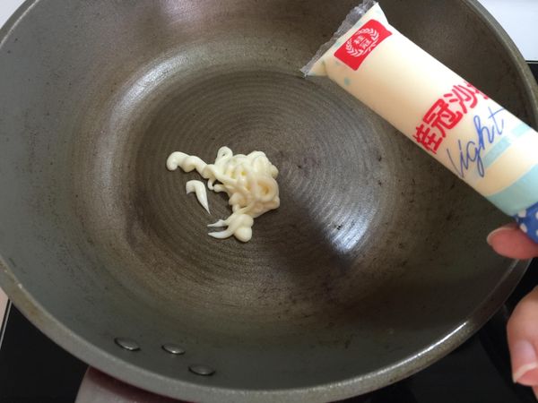 炒鍋中放入美奶滋（桂冠沙拉），小火將美奶滋炒開
