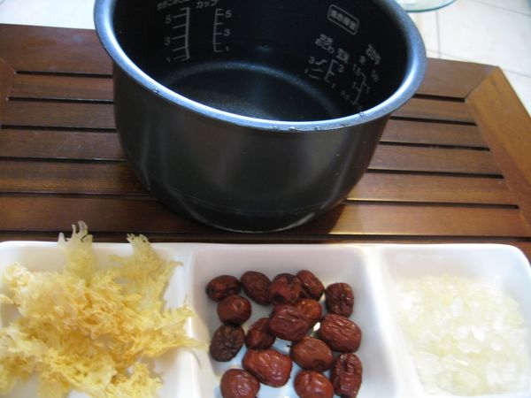 紅棗沖沖水洗淨備用，白木耳也用水泡軟洗淨
