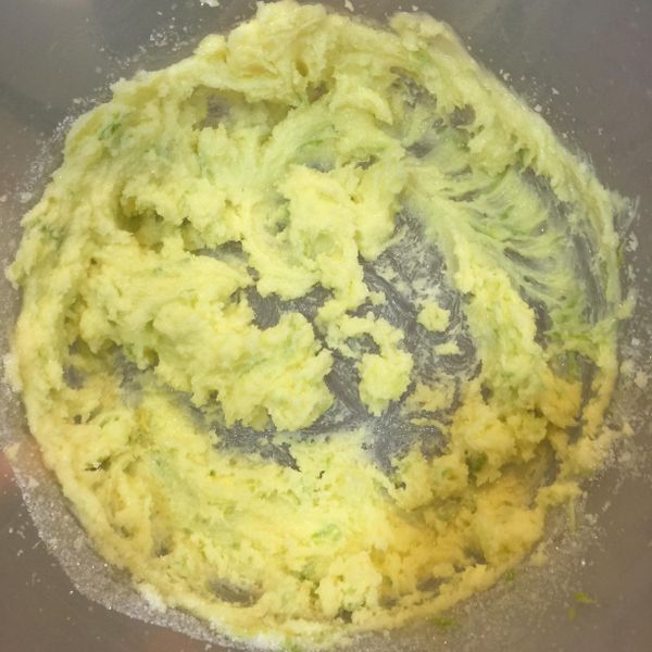 加入白砂糖打發至泛白