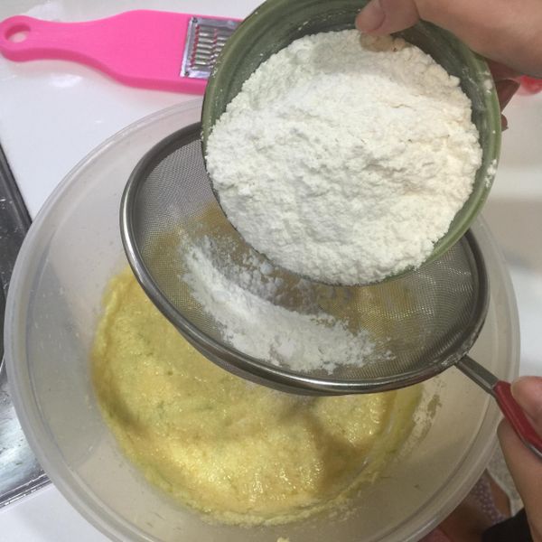 粉類過篩加入一半到麵糊裡