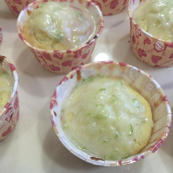 糖粉＋檸檬汁＋檸檬皮屑攪拌成糊狀成檸檬糖霜，淋在蛋糕上即可完成～～