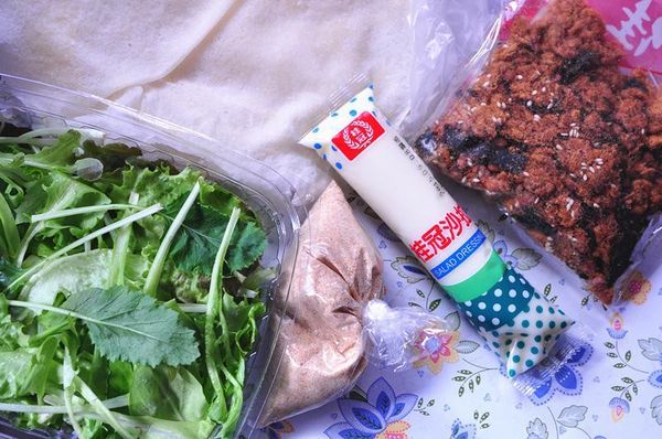 備料:潤餅捲皮、花生粉、海苔肉鬆、沙拉