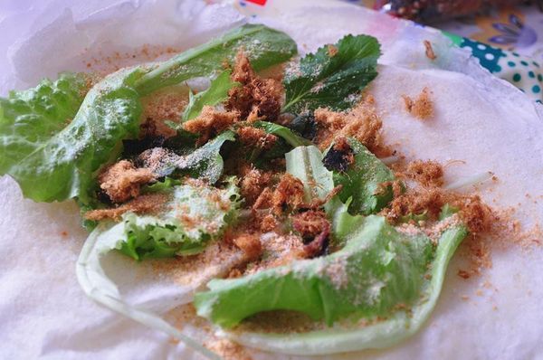 灑上花生粉、海苔肉鬆(也可以加入玉米、蝦、肉類等食材)