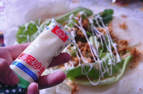再依自己喜好撒上適量的沙拉醬