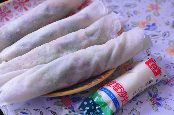 由餅皮邊緣慢慢捲起成圓條狀