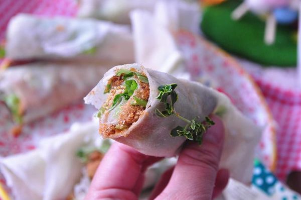 將包覆好的潤餅捲對半切，抓起尾端不擔心餡料散落，就可以大口享用囉!