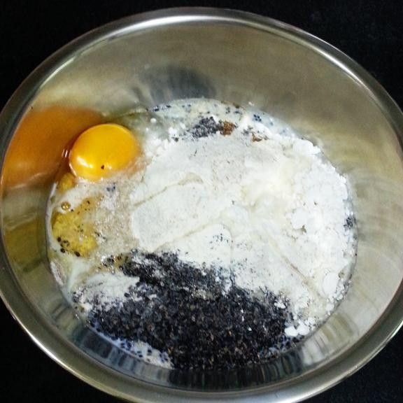 將所有乾料放入盆中再加入濕料扮成團，牛奶可以慢慢加，因為沒添加油，所以比較乾，如有麵包機就麵包機代勞，打成團即可。