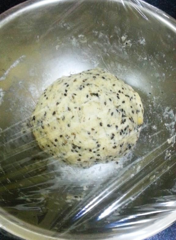 拌成團後蓋上保鮮膜鬆弛15分。