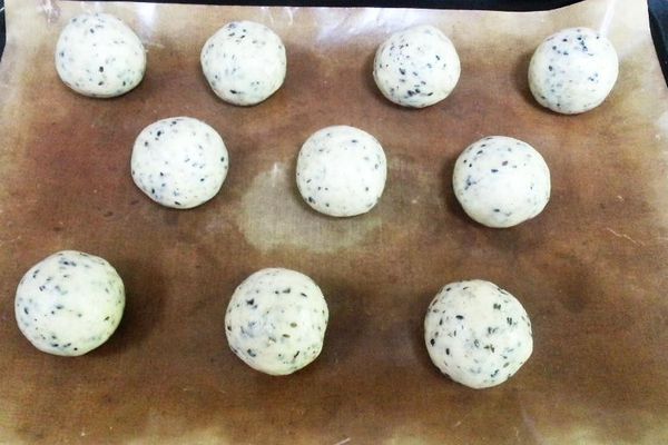 15分後，先預熱170，手可以抹油防沾黏，將麵團分8-10份，搓圓放入烤盤，進烤箱170/5分鐘，拿出烤盤在每個麵團噴水10次，再進烤箱170/5，再拿出烤盤再次噴水10次，進烤箱調降為150/25-30分。