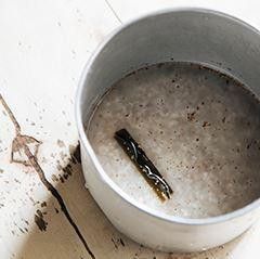 混合白米、紅藜、昆布和水，泡一個鐘頭。