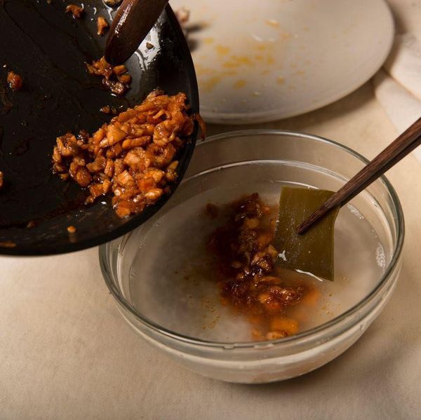 將鮭魚拌入步驟1的材料，加入少許麻油入鍋蒸熟，取出後撒上白芝麻即可。