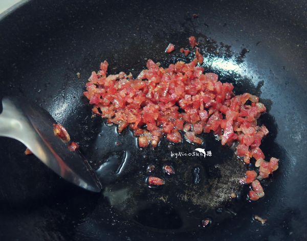切碎放小火乾煸出油