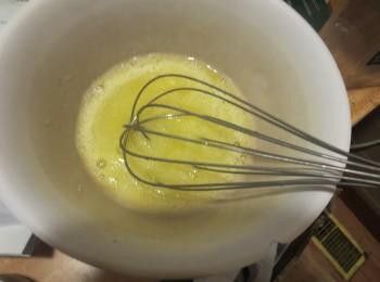 先準備個大碗~倒入鷄蛋跟砂糖打至发泡，就是打蛋器举起来时，鸡蛋糊能够呈一直线流下的程度才行。再加入牛奶和菜油拌匀。