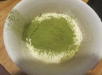 自發粉，抹茶粉过篩，加入1的蛋糊搅拌均匀。