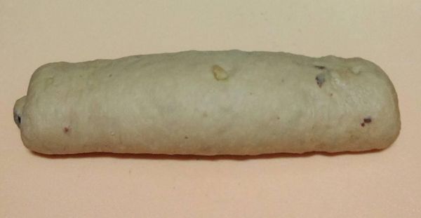 將大麵糰桿長方形，由上往下捲(如圖)